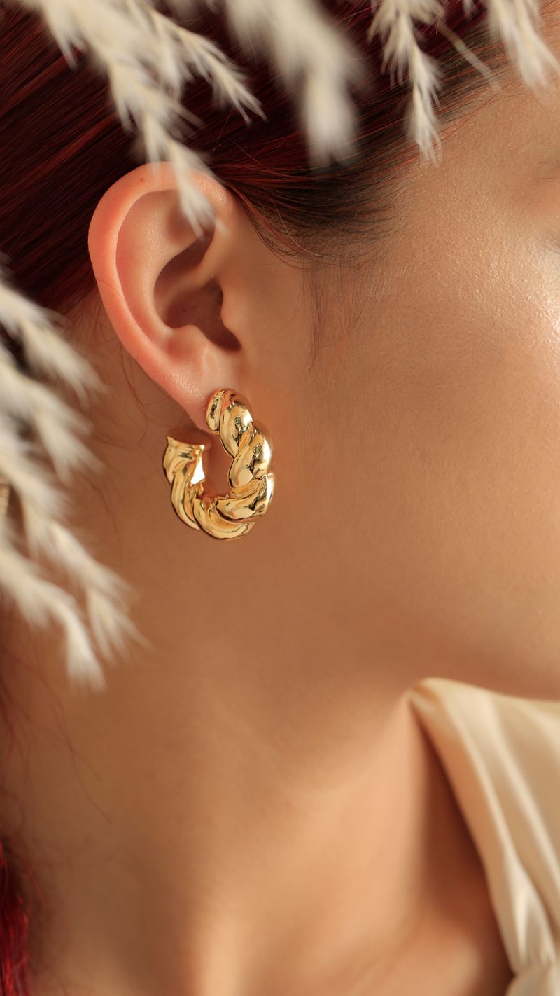 Candonga Trenzada/ En baño de oro 24k. Marca Brazz By Roel.