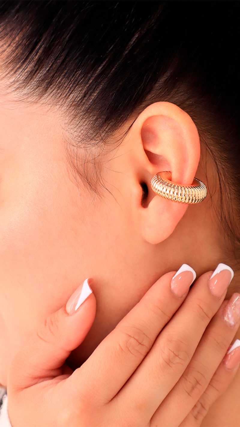 Earcuff Dorado/ En baño de oro 24k. Marca Brazz By Roel.