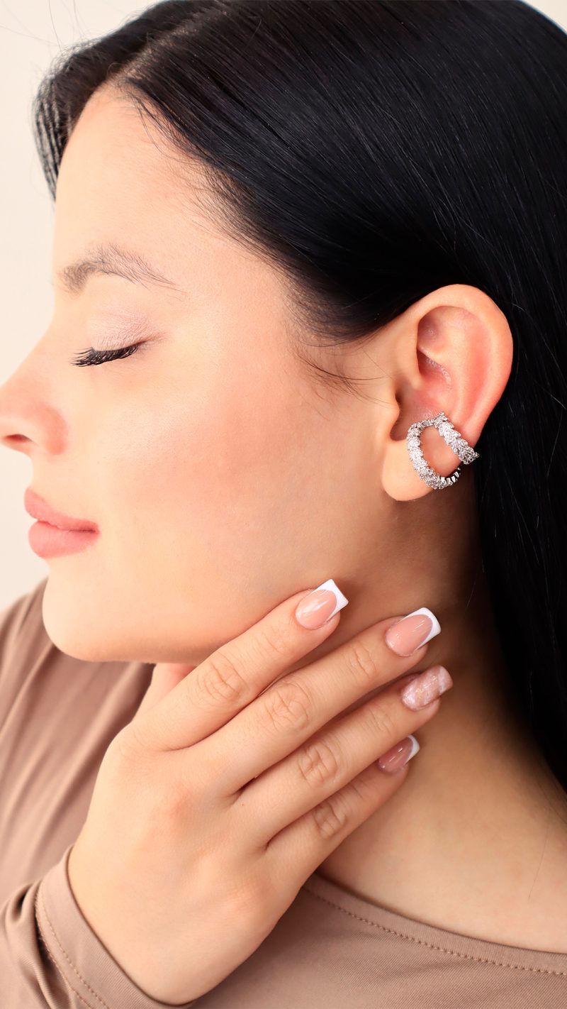 Earcuff Plateado/ En baño de oro 24k. Marca Brazz By Roel.