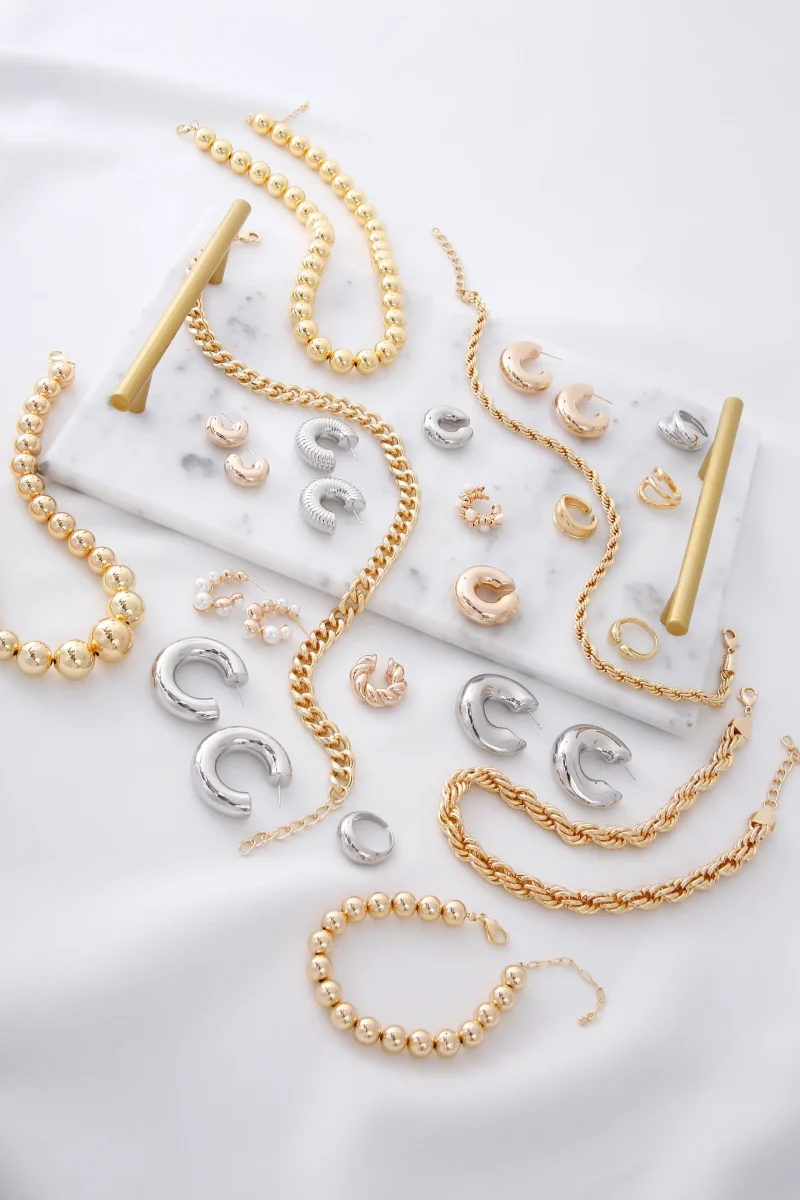 Caja emprendedores, accesorios, en baño de oro 24k y baño de rodinado marca Brazz by Roel