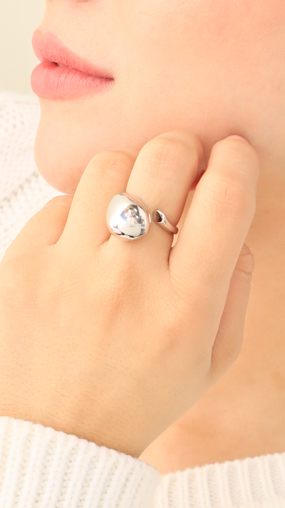 Anillo Rodinado Maia/ En baño de oro 24k. Marca Brazz By Roel.