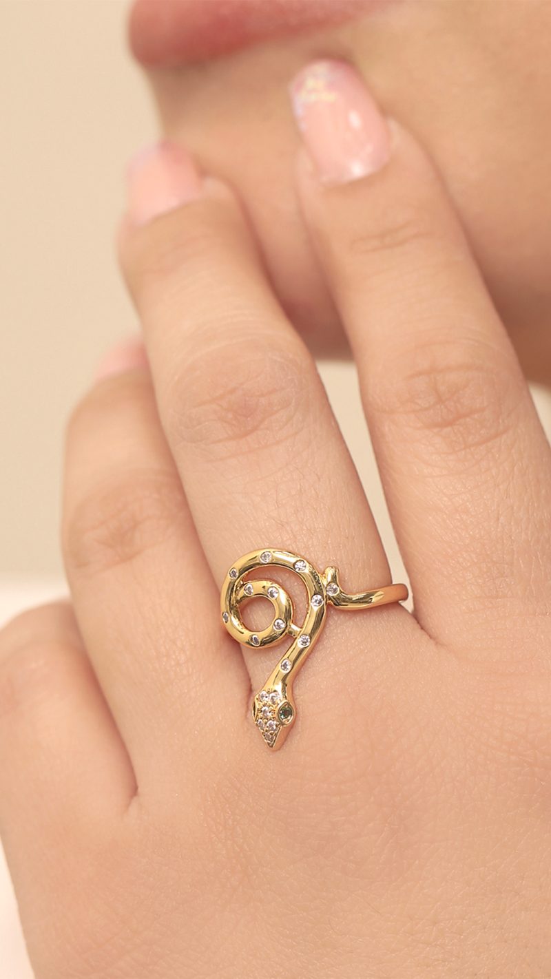 Anillo De Serpiente/ En baño de oro 24k. Marca Brazz By Roel.