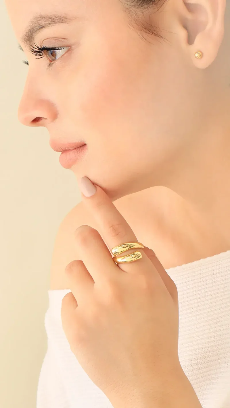 Anillo dorado, en baño de oro 24k marca Brazz by Roel 