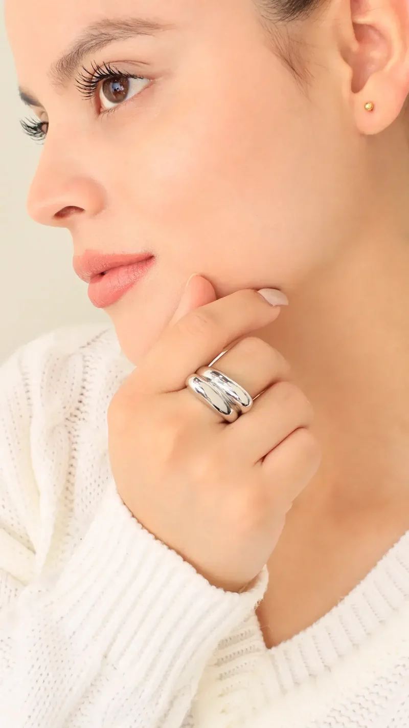 Anillo plateado, en baño de rodinado marca Brazz by Roel 