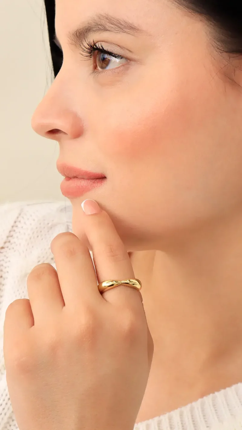 Anillo dorado, en baño de oro 24k marca Brazz by Roel