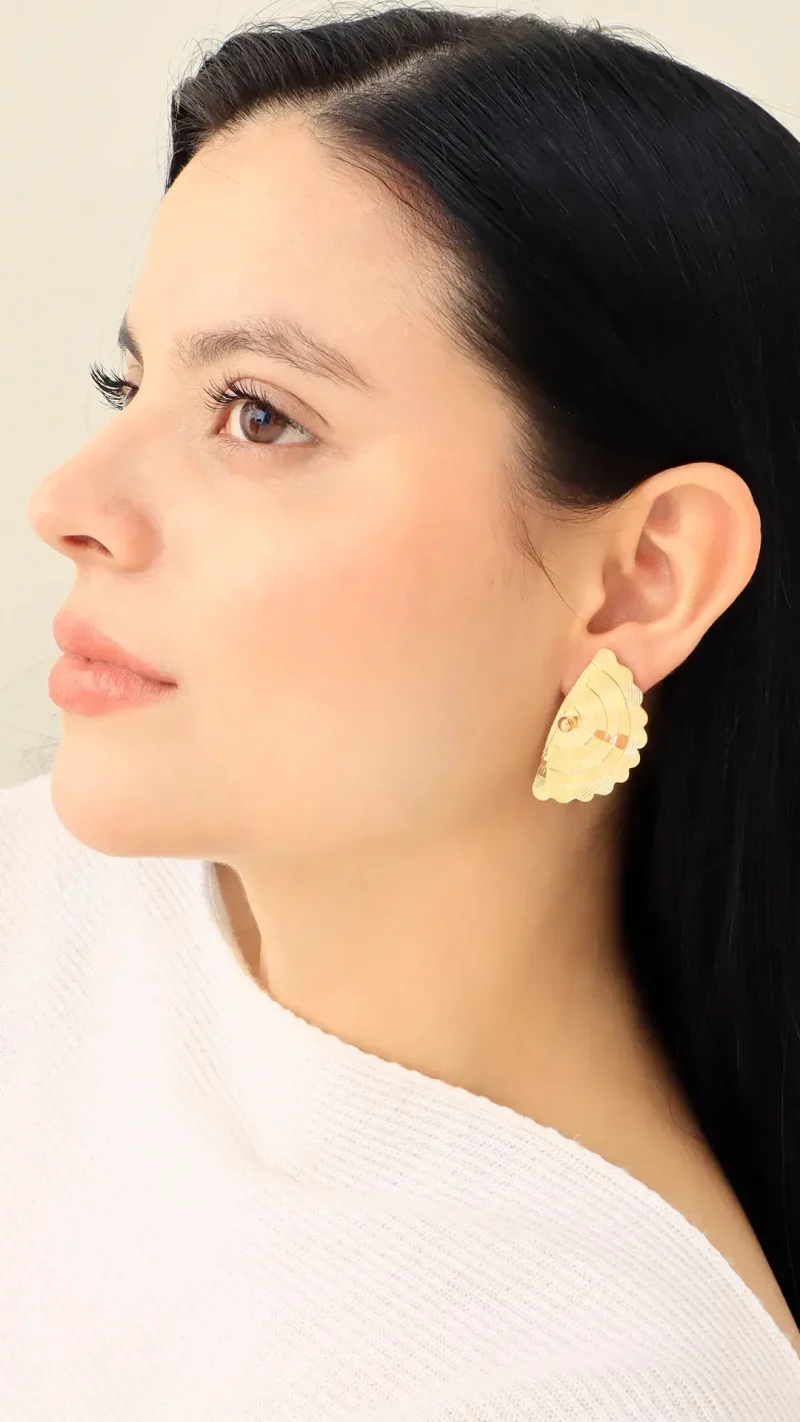 Arete dorado en bronce