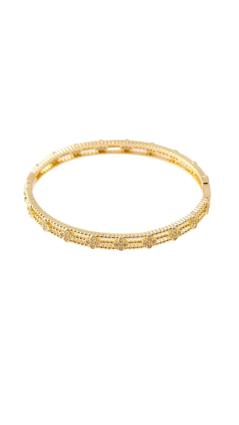 Brazalete dorado en baño de oro 24k con incrustaciones de micro circón. Marca Brazz by Roel