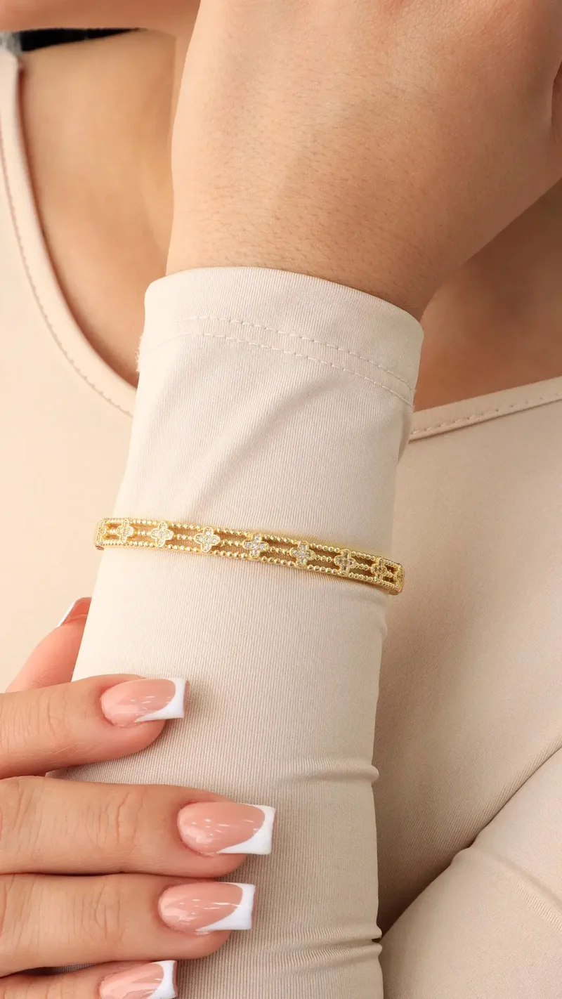 Brazalete dorado en baño de oro 24k con incrustaciones de micro circón. Marca Brazz by Roel
