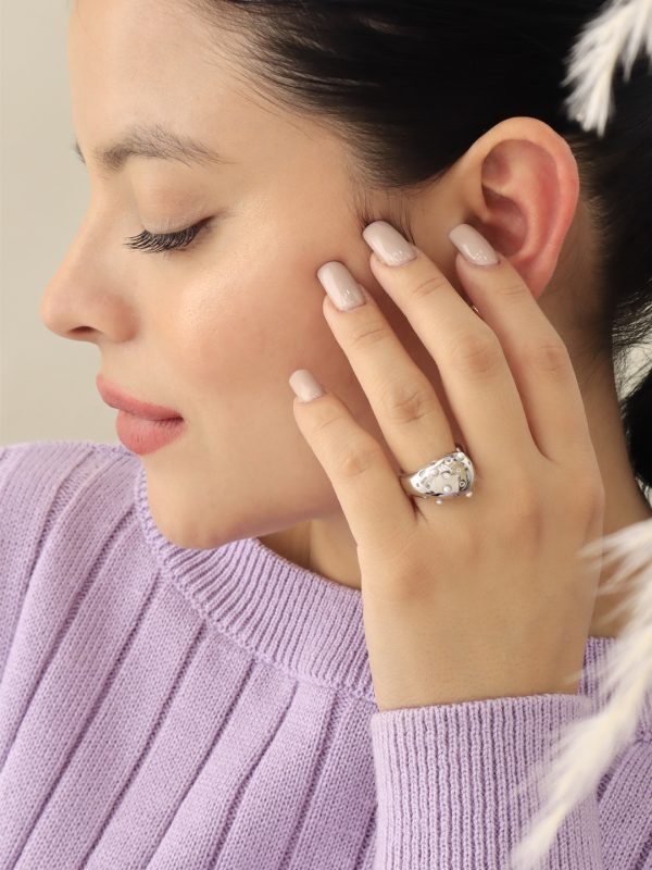 Anillo Ajustable Perla/ En baño de oro 24k. Marca Brazz By Roel.