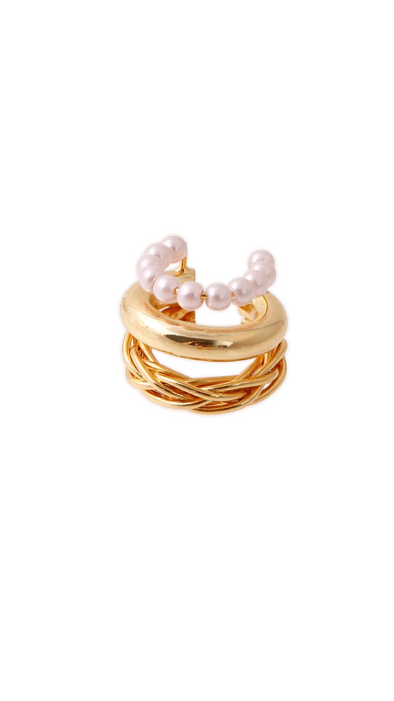 Earcuff Triple Perlado/ En baño de oro 24k. Marca Brazz By Roel.