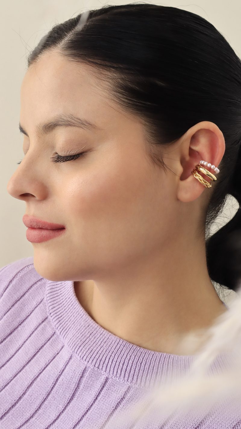 Earcuff Triple Perlado/ En baño de oro 24k. Marca Brazz By Roel.