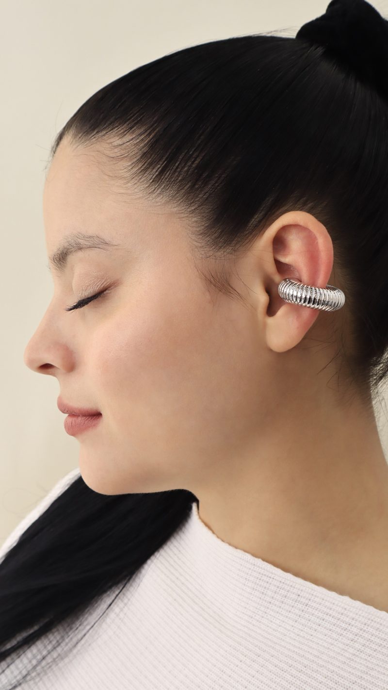 Earcuff Basic plateado/ En baño de oro 24k. Marca Brazz By Roel.