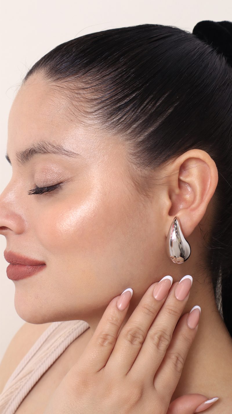 Arete Topo Gota Plateada/ En baño de oro 24k. Marca Brazz By Roel.