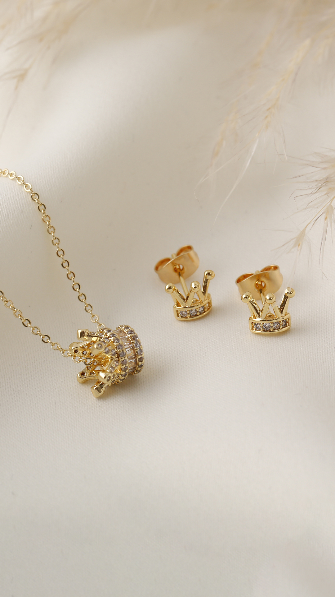 Juego Corona Con Micro Circón/ En baño de oro 24k. Marca Brazz By Roel.