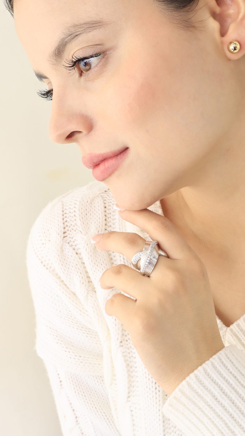 Anillo Ajustable Plateado/ En baño de oro 24k. Marca Brazz By Roel.
