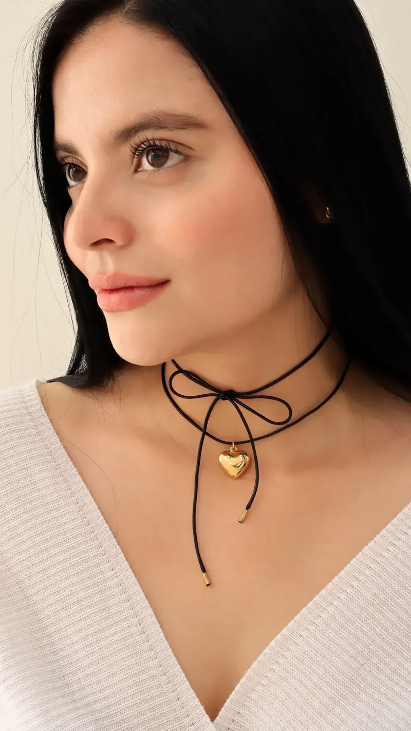Gargantilla con dije dorado, en baño de oro 24k marca Brazz by Roel