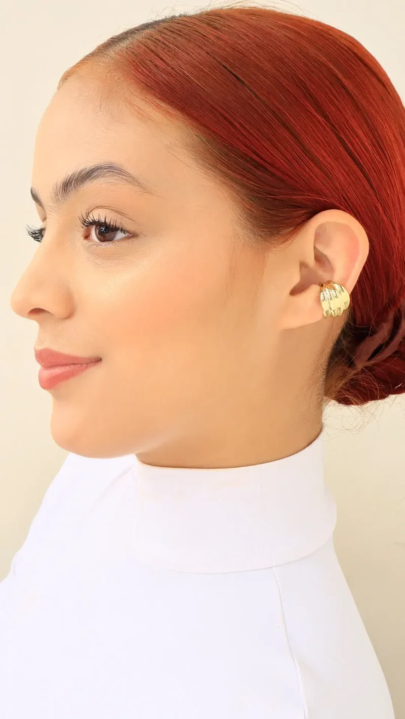 Earcuff dorado, en baño de oro 24k marca Brazz by Roel 