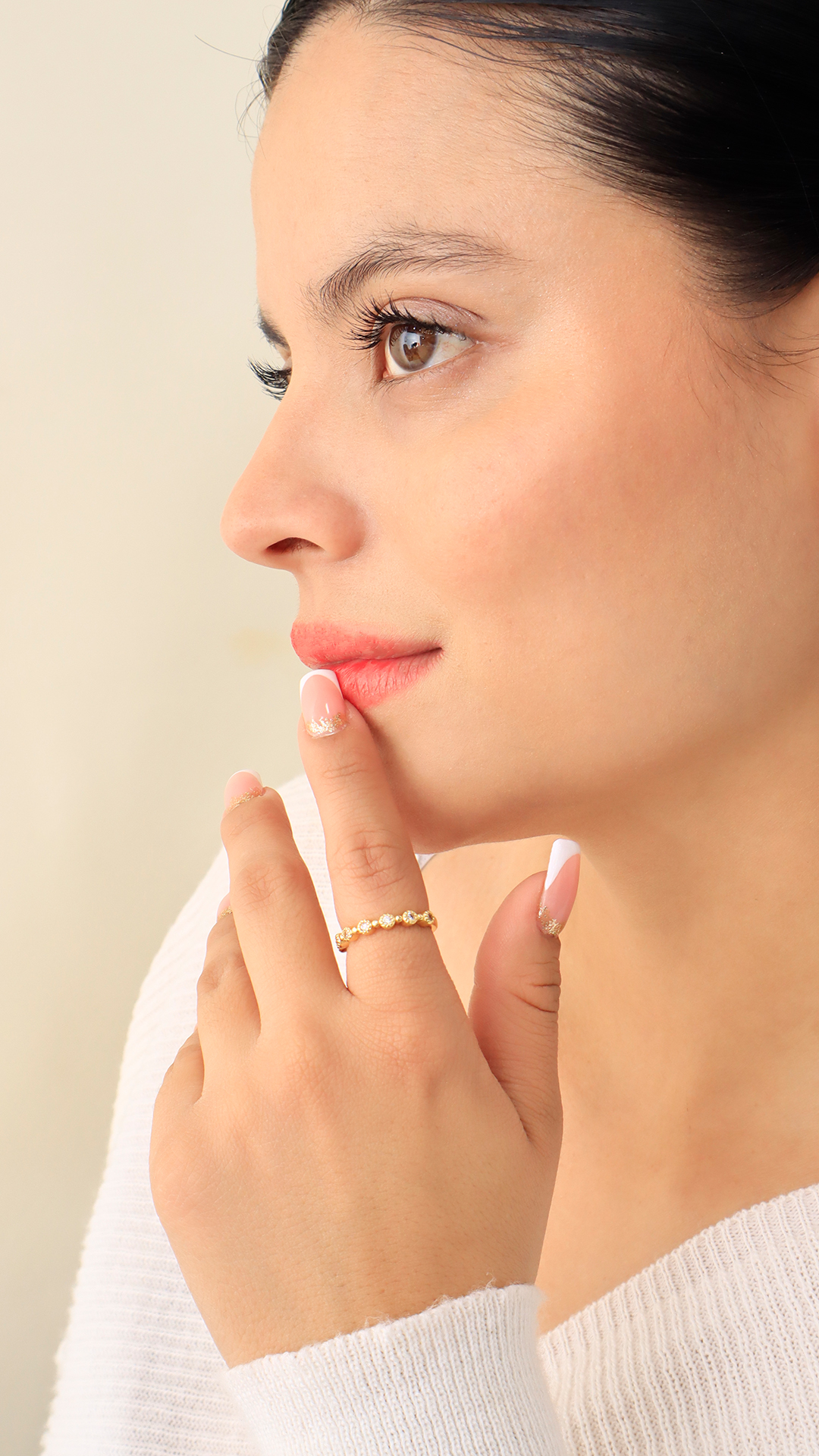 Anillo Ajustable Dorado/ En baño de oro 24k. Marca Brazz By Roel.