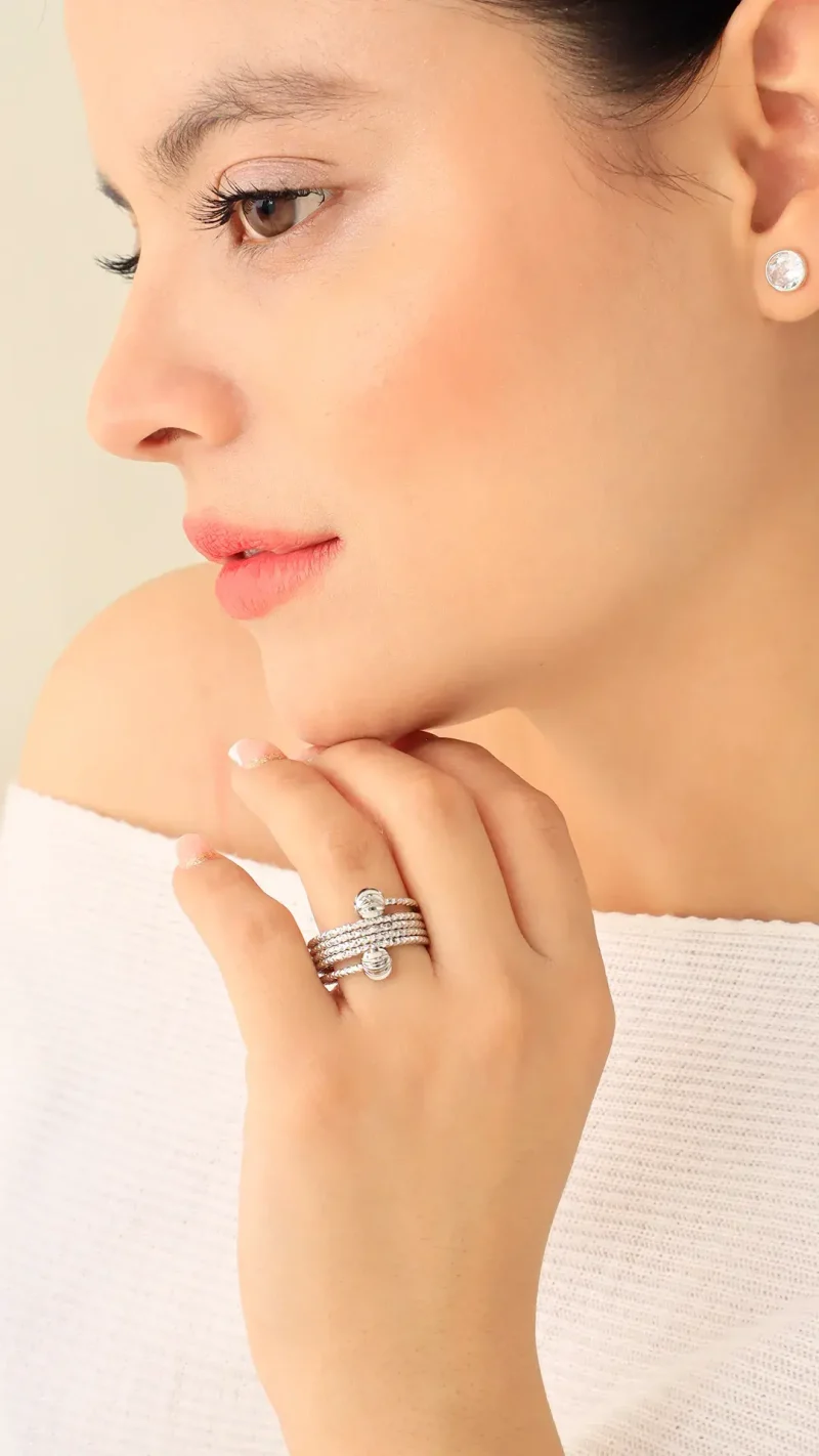 Anillo plateado, en baño de rodinado marca Brazz by Roel 