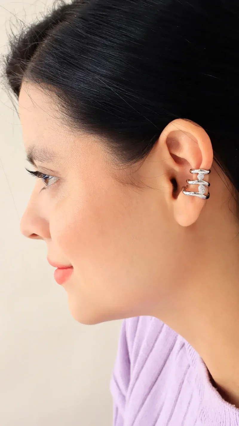 Earcuff plateado, en baño de rodinado marca Brazz by Roel