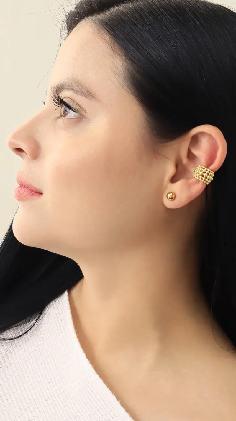 Earcuff dorado, en baño de oro 24k marca Brazz by Roel