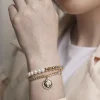 Pulsera dorada con perlas, en baño de oro 24k marca Brazz by Roel