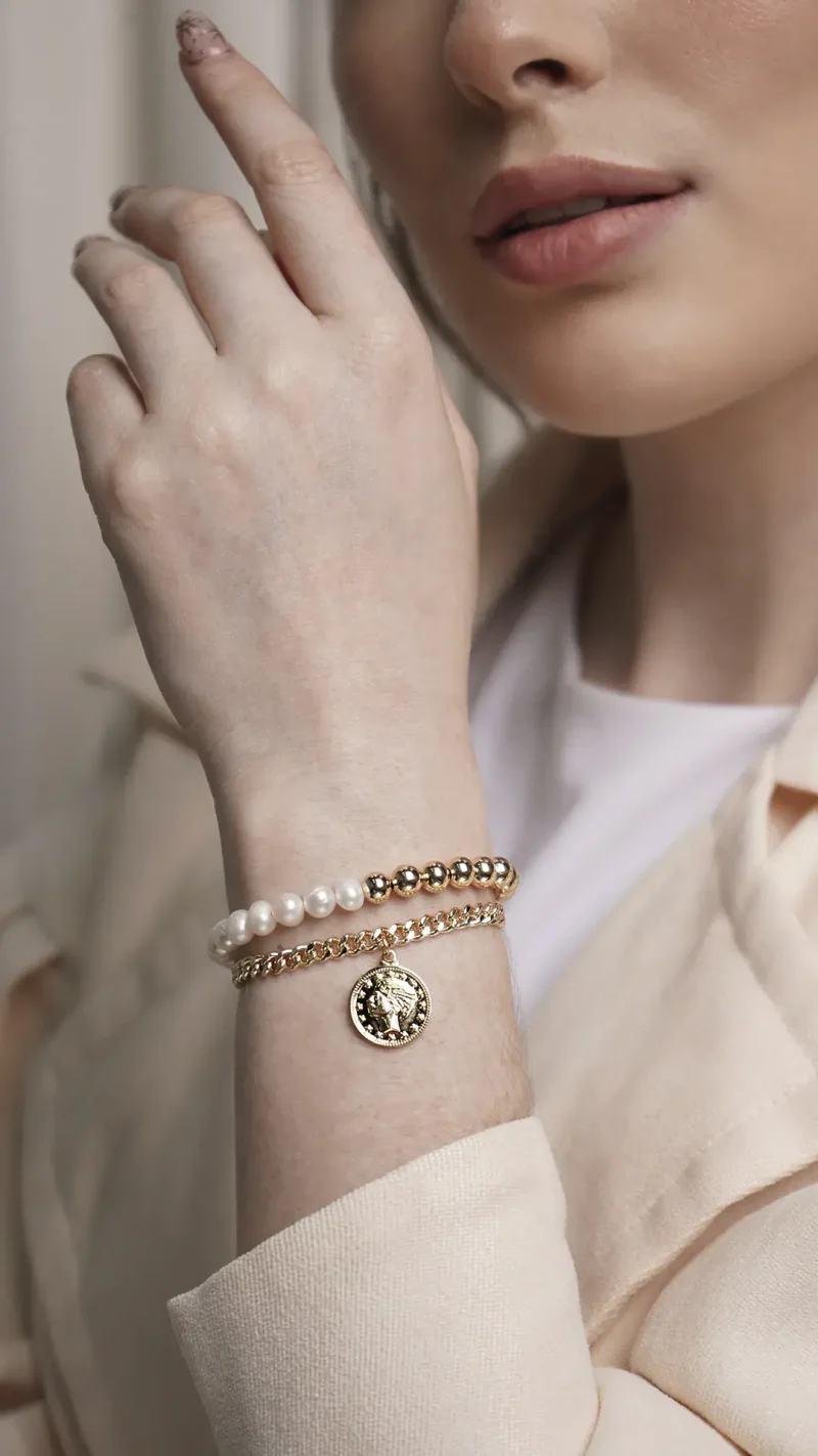 Pulsera dorada con perlas, en baño de oro 24k marca Brazz by Roel