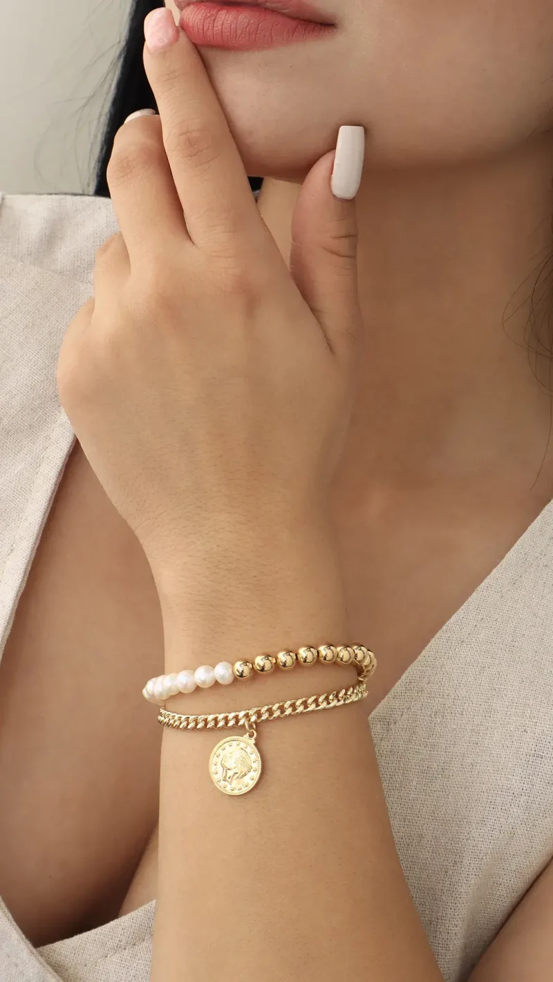 Pulsera dorada con perlas, en baño de oro 24k marca Brazz by Roel