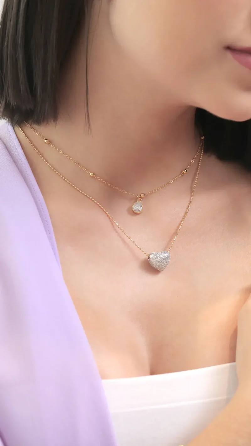 Collar dorado con dijes de micro-circones, en baño de oro 24k marca Brazz by Roel 