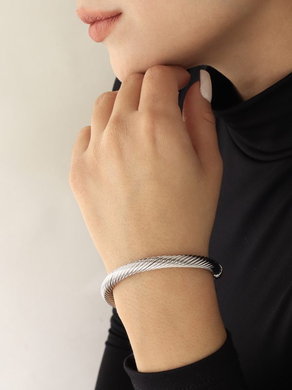 Brazalete Plateado/ En baño de oro 24k. Marca Brazz By Roel.