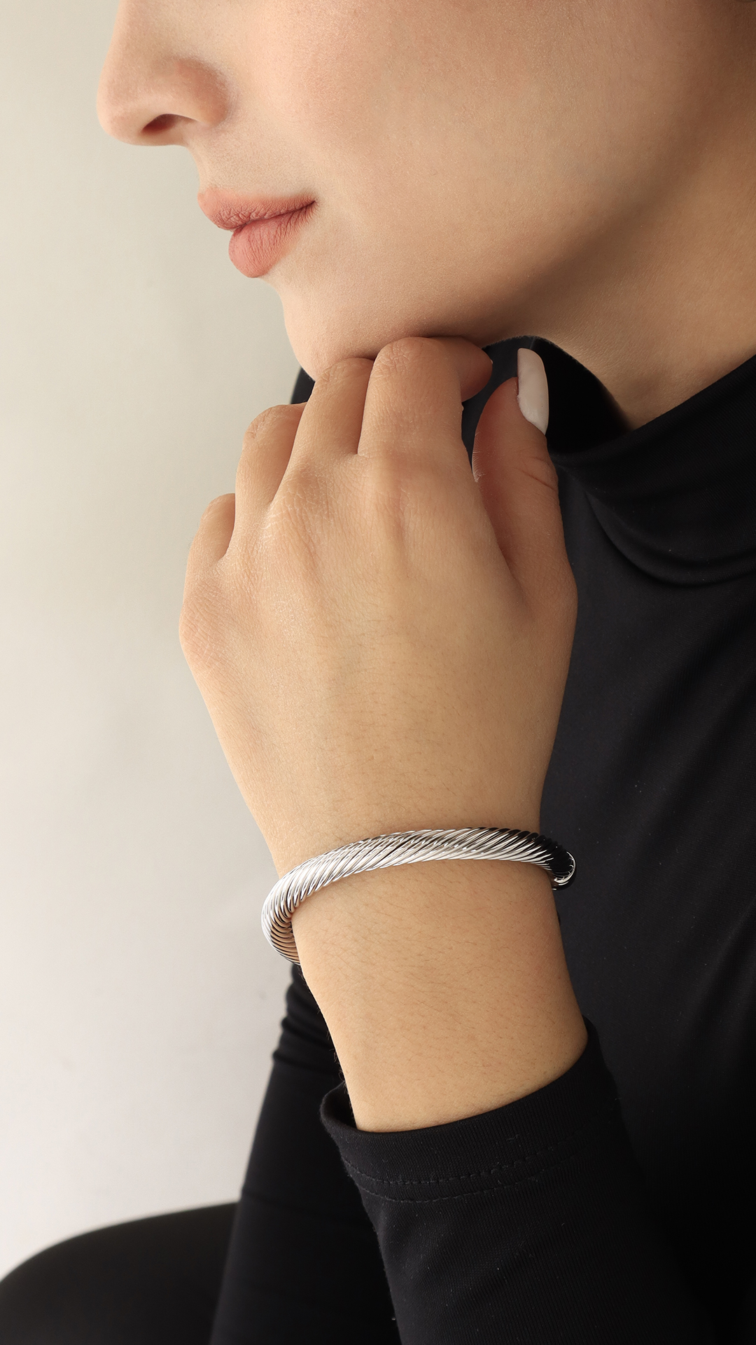 Brazalete Plateado/ En baño de oro 24k. Marca Brazz By Roel.