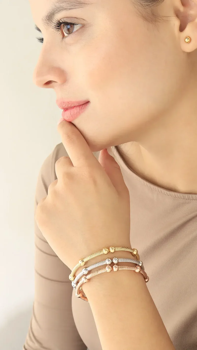 Brazalete tres oros, en baño de oro 24k y baño de rodinado marca Brazz by Roel