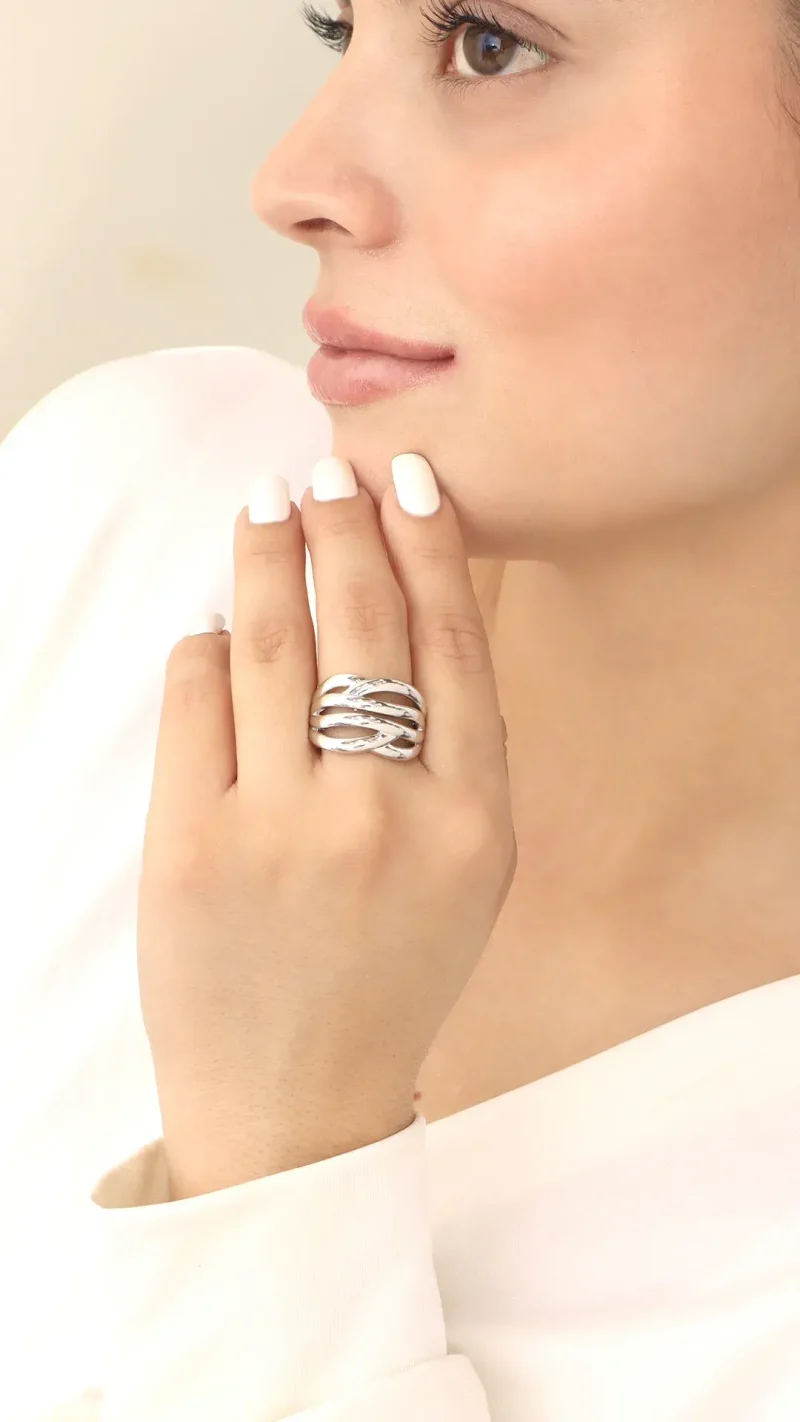 Anillo plateado, en baño de rodinado marca Brazz by Roel 
