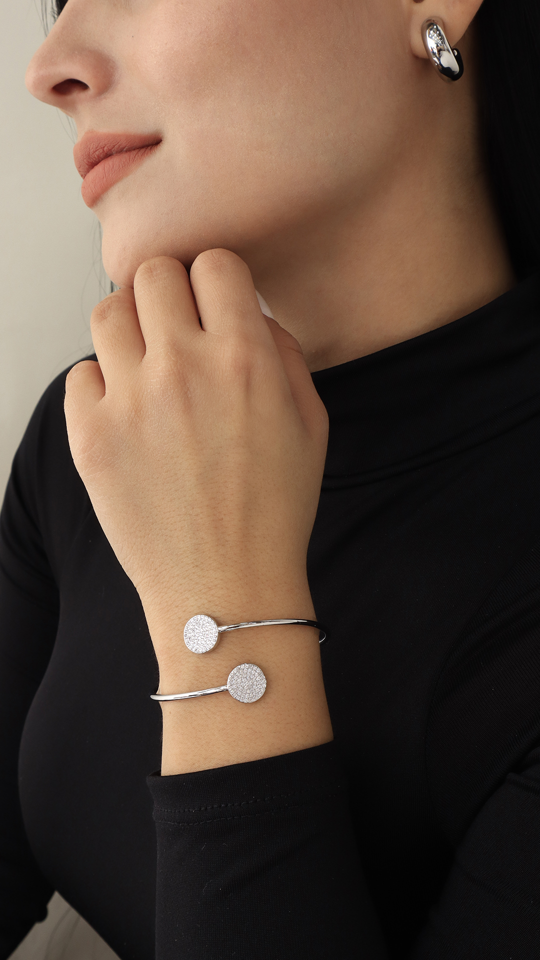 Brazalete Plateado Con Micro-Circón/ En baño de oro 24k. Marca Brazz By Roel.