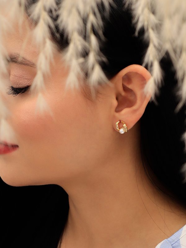 Arete Topo Perla/ En baño de oro 24k. Marca Brazz By Roel.