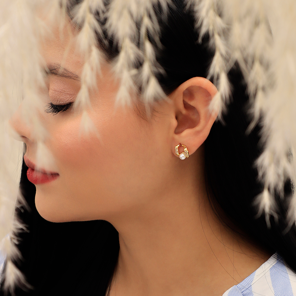 Arete Topo Perla/ En baño de oro 24k. Marca Brazz By Roel.