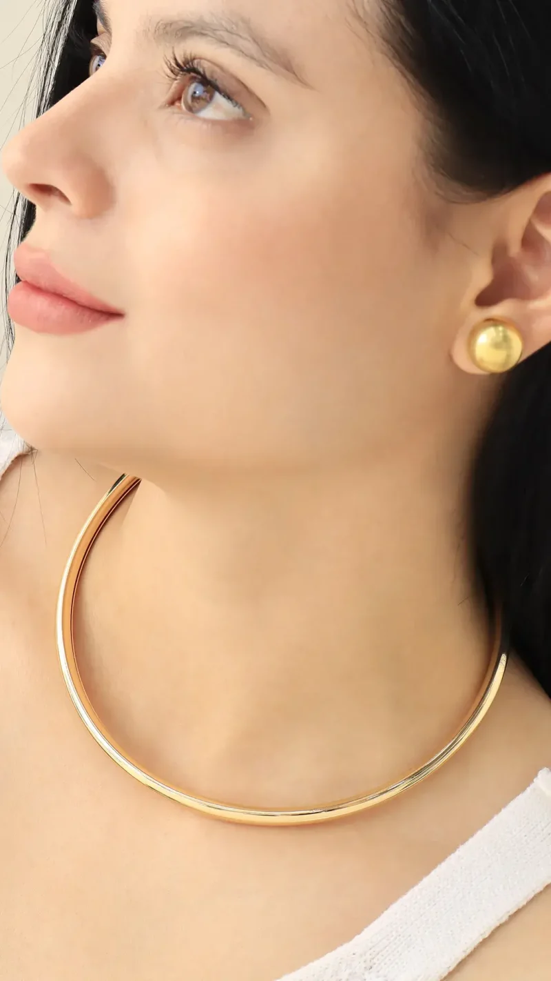 Gargantilla Lisa Dorada/ En baño de oro 24k. Marca Brazz By Roel.