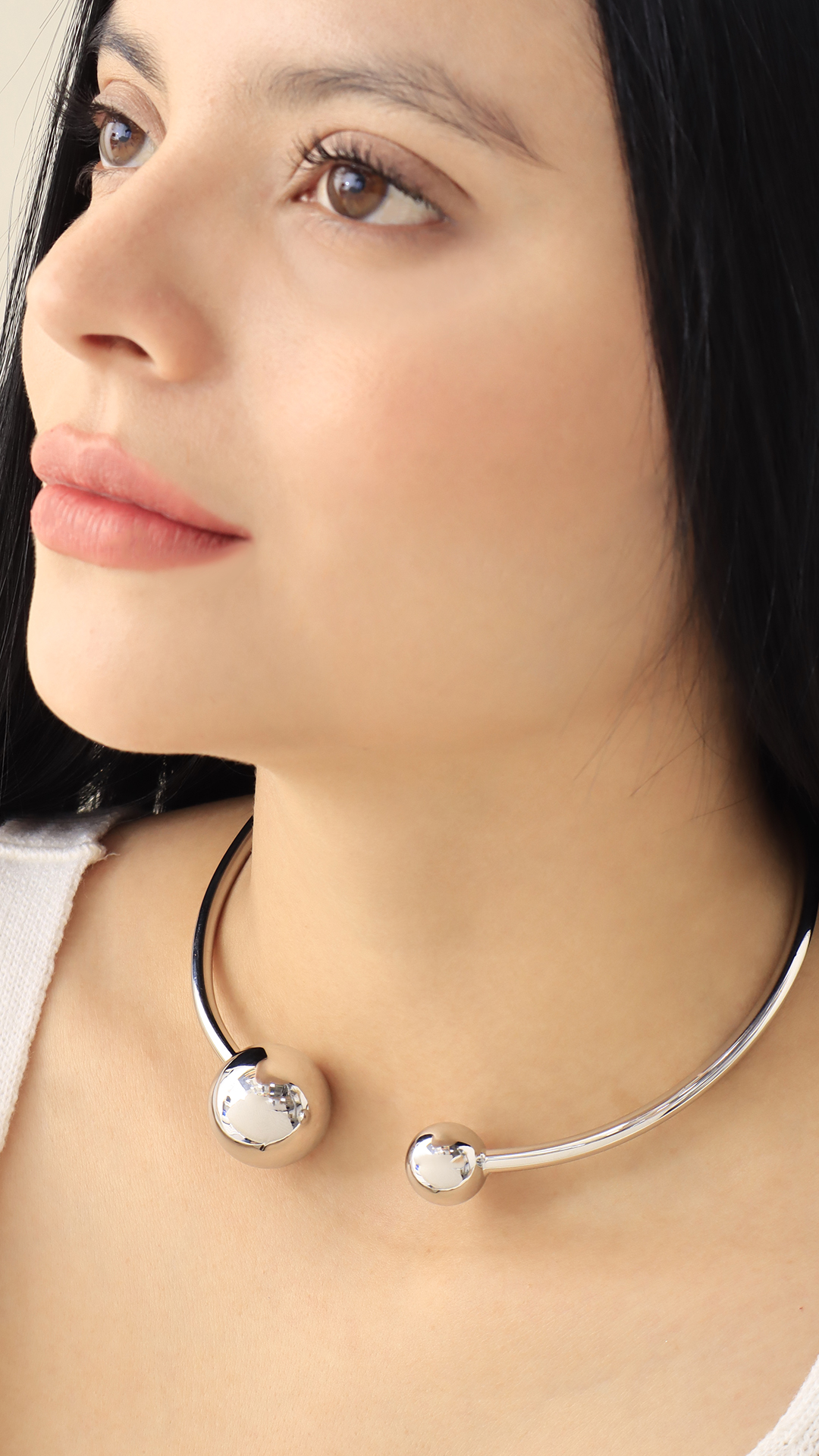 Gargantilla Esfera Plateada/ En baño de oro 24k. Marca Brazz By Roel.