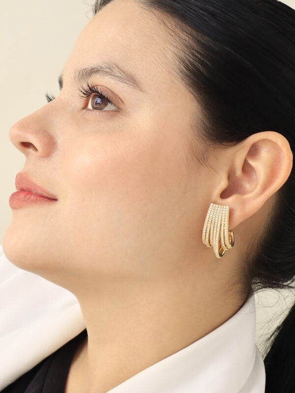 Arete Topo Microcircones/ En baño de oro 24k. Marca Brazz By Roel.