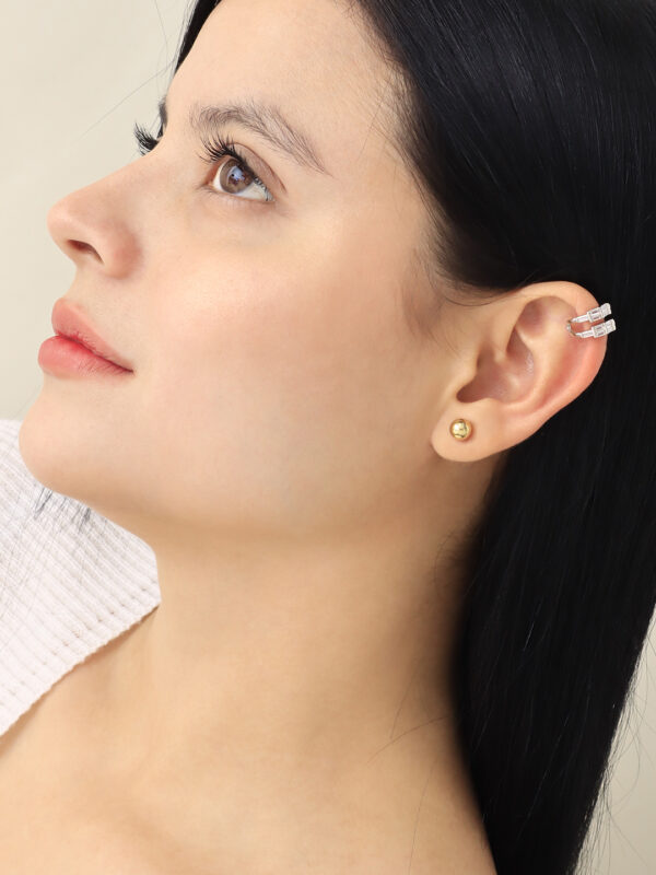 Earcuff Microcircon/ En baño de oro 24k. Marca Brazz By Roel.