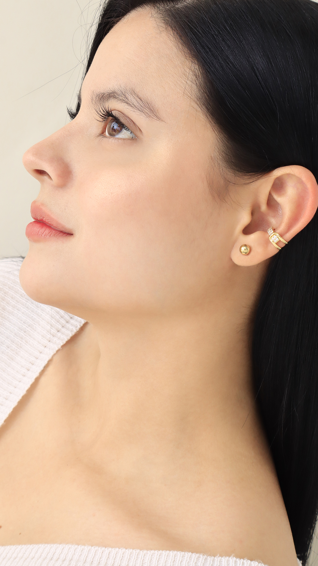 Earcuff Multi Brillos/ En baño de oro 24k. Marca Brazz By Roel.