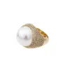 Anillo dorado con micro-circones y balin perlado, en baño de oro 24k marca Brazz by Roel