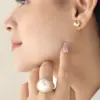 Anillo dorado con micro-circones y balin perlado, en baño de oro 24k marca Brazz by Roel