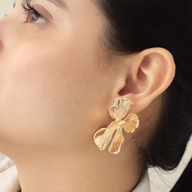 Arete Topo Flor/ En Baño de Oro 24k. Marca Brazz By Roel.