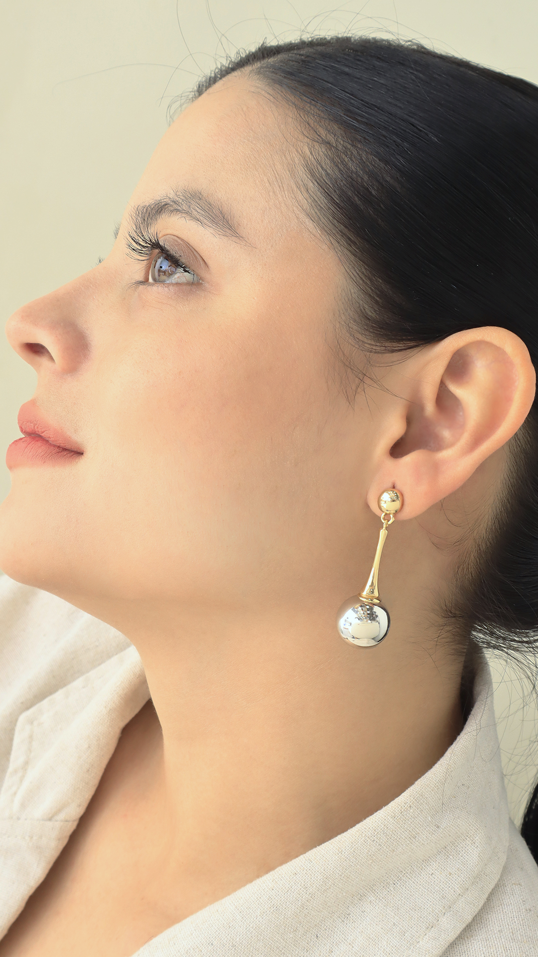 Arete Topo Bicolor/ En Baño De Oro 24k. Marca Brazz By Roel.