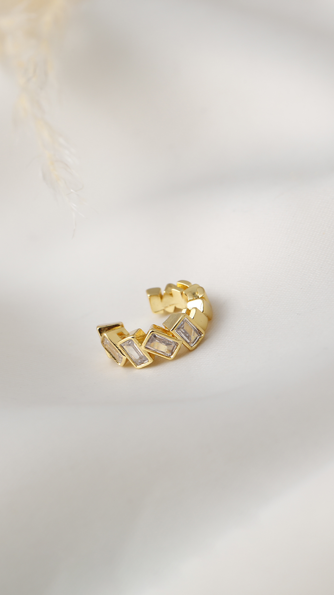 Earcuff Con Microcircones/ En Baño De Oro 24k. Marca Brazz By Roel.
