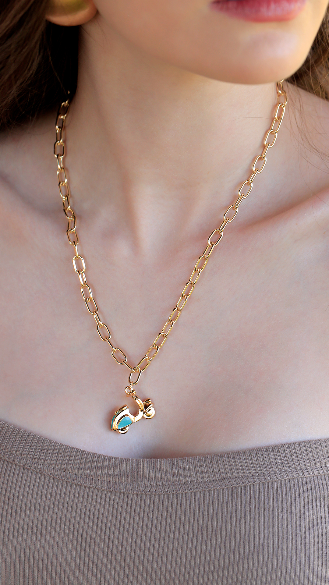 Gargantilla Dorada con Dije Esmaltado