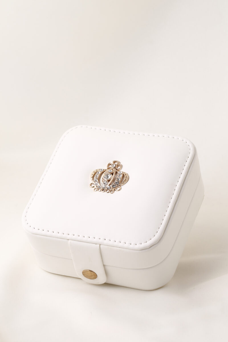 Box Emprendedora + Joyero Gratis ¡Haz realidad tus sueños con Brazz: Emprende con nuestra Box de 36 accesorios ¡y un joyero de regalo! En Brazz siempre pensamos en lo mejor para nuestras emprendedoras, por eso creamos la Box Emprendedora. Tiene nuestros mejores accesorios en baño de oro, valorada en $600.000.✨ ¡Hoy puedes llevarla con un 50% de descuento! Solo pagarás $300.000 por 36 productos en tendencia.  Inlcuye: ✨4 collares ✨5 anillos ✨4 topos ✨4 Earcuff ✨4 candongas ✨4 huggies ✨6 Topos ✨8 aretes topo ✨3 pulseras + Joyero Gratis *Sujeto a disponibilidad de color