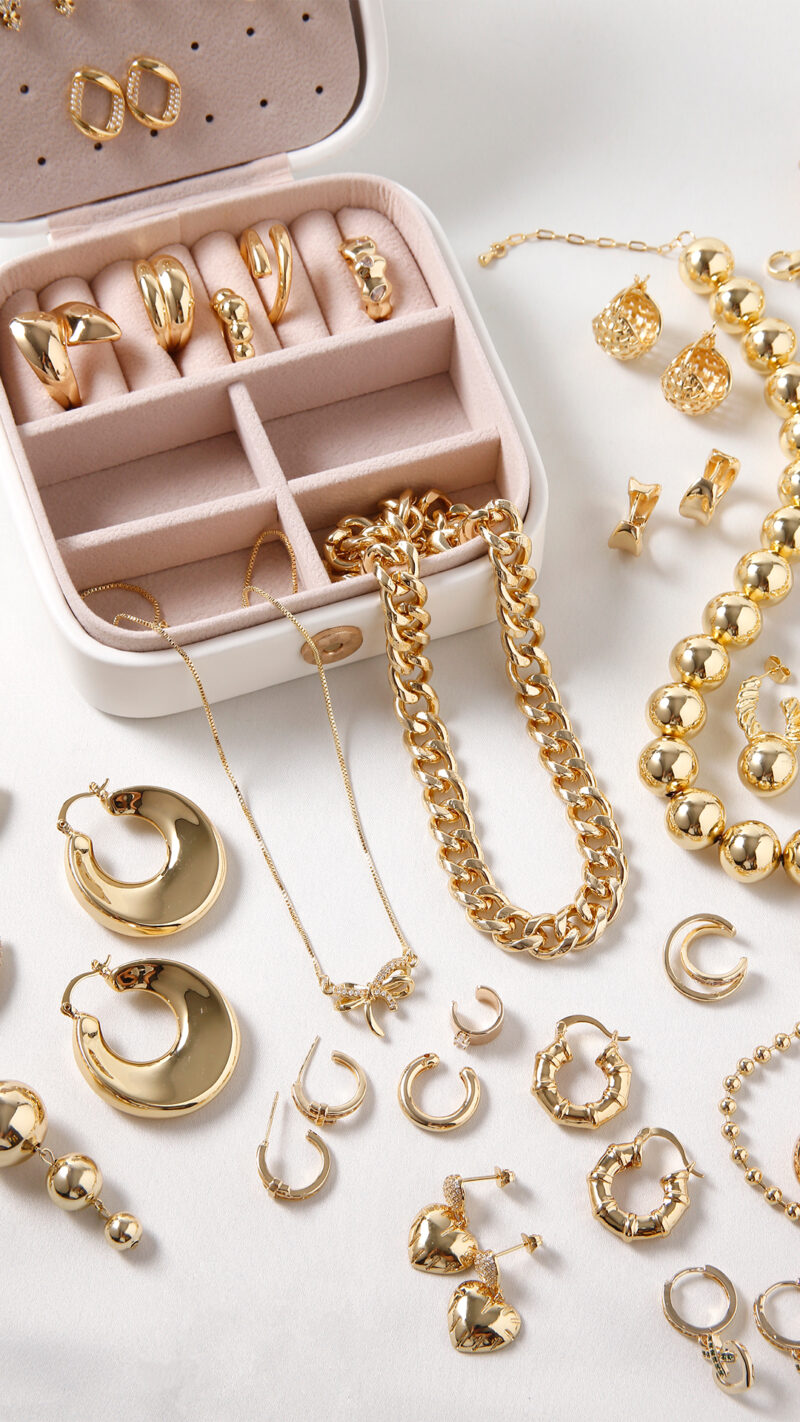 Box Emprendedora + Joyero Gratis ¡Haz realidad tus sueños con Brazz: Emprende con nuestra Box de 36 accesorios ¡y un joyero de regalo! En Brazz siempre pensamos en lo mejor para nuestras emprendedoras, por eso creamos la Box Emprendedora. Tiene nuestros mejores accesorios en baño de oro, valorada en $600.000.✨ ¡Hoy puedes llevarla con un 50% de descuento! Solo pagarás $300.000 por 36 productos en tendencia. Inlcuye: ✨4 collares ✨5 anillos ✨4 topos ✨4 Earcuff ✨4 candongas ✨4 huggies ✨6 Topos ✨8 aretes topo ✨3 pulseras + Joyero Gratis *Sujeto a disponibilidad de color
