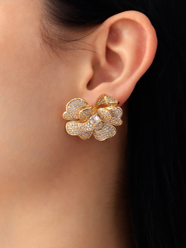 Arete Topo Con Microcircones/ En Baño De Oro 24k. Marca Brazz By Roel.